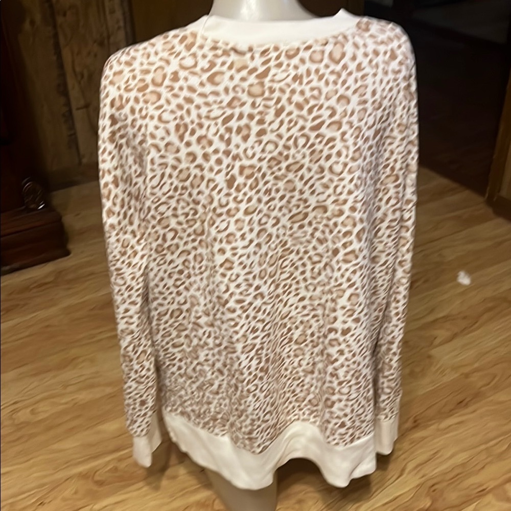 Chic Animal Print Sweatshirt - Picture 2 of 3